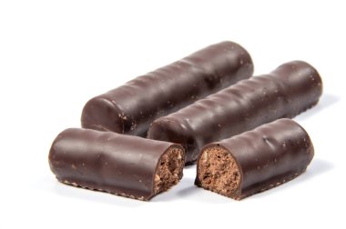 Beyaz arka planda izole çikolatalar.