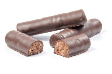 Beyaz arka planda izole çikolatalar.