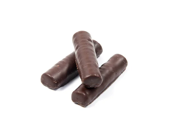 Bonbons au chocolat isolés sur fond blanc. — Photo