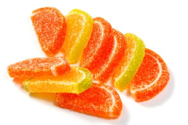 Beyaz zemin üzerine jöle şekerler. Beyaz bir arka plan üzerinde sakızlı şeker. 