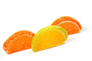 Beyaz zemin üzerine jöle şekerler. Beyaz bir arka plan üzerinde sakızlı şeker. 