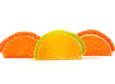 Beyaz zemin üzerine jöle şekerler. Beyaz bir arka plan üzerinde sakızlı şeker. 