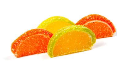 Beyaz zemin üzerine jöle şekerler. Beyaz bir arka plan üzerinde sakızlı şeker. 