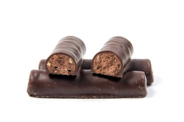 Beyaz arka planda izole çikolatalar.