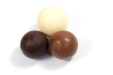 Beyaz arka planda izole çikolatalar.