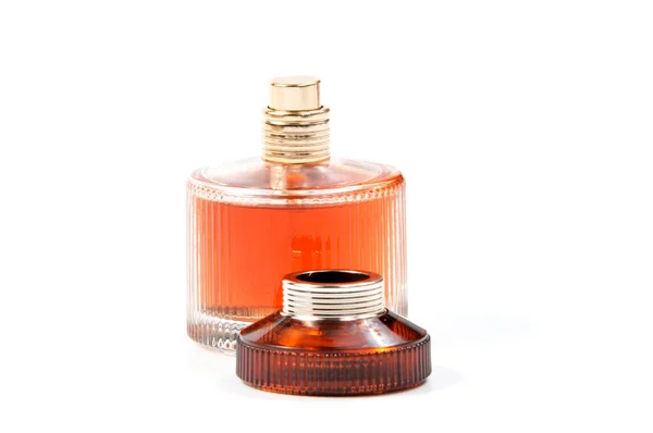 Жіночі парфуми в красивій пляшці ізольовані на білому тлі — стокове фото