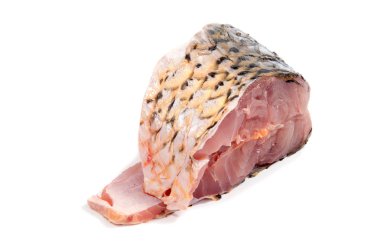 Çiğ balık beyaz arka plan üzerinde izole biftek