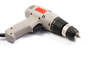 Elektricheska matkap ve beyaz arka plan üzerinde izole matkap