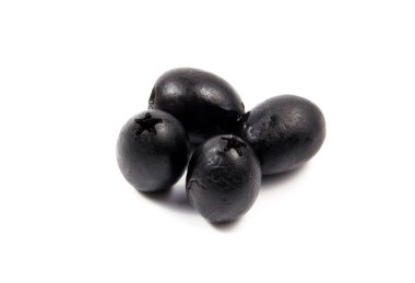 Beyaz arka planda siyah zeytinler