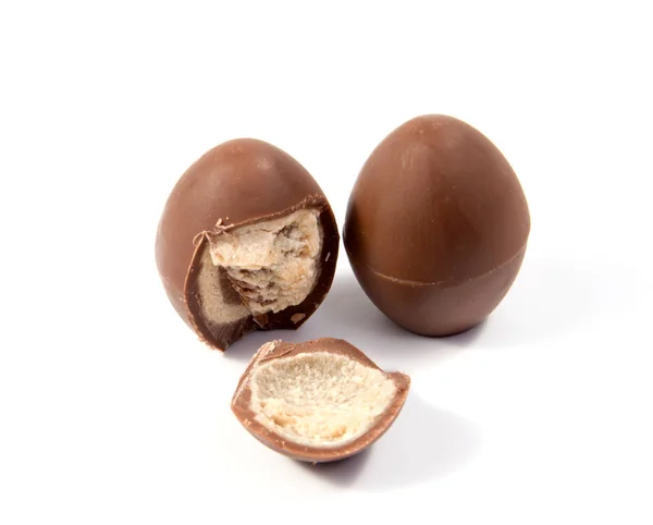 Čokoládové bonbóny izolované na bílém pozadí. — Stock fotografie