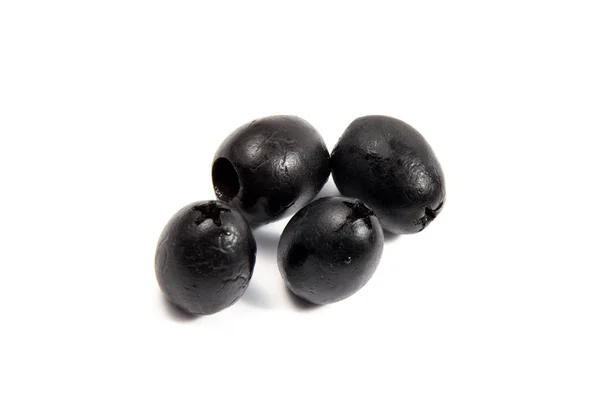 Schwarze Oliven isoliert auf weißem Hintergrund — Stockfoto