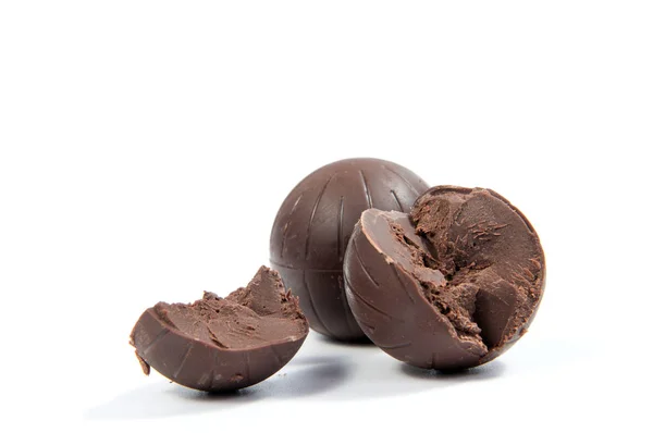 Čokoládové bonbóny izolované na bílém pozadí. — Stock fotografie