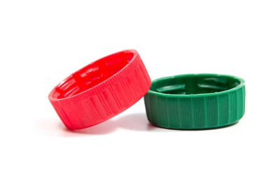 Beyaz arka planda izole edilmiş renkli plastik şişe kapakları.