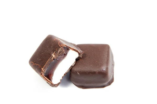 在白色背景上孤立的果仁巧克力糖果. — 图库照片