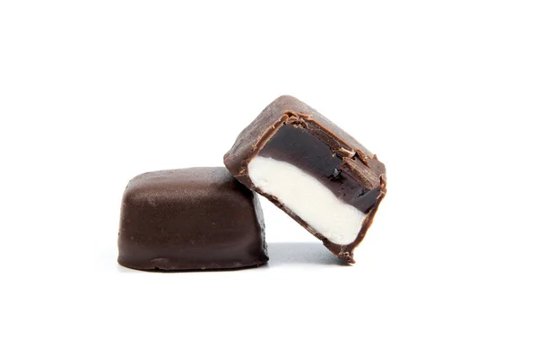 Bonbons au chocolat avec des noix isolées sur fond blanc . — Photo