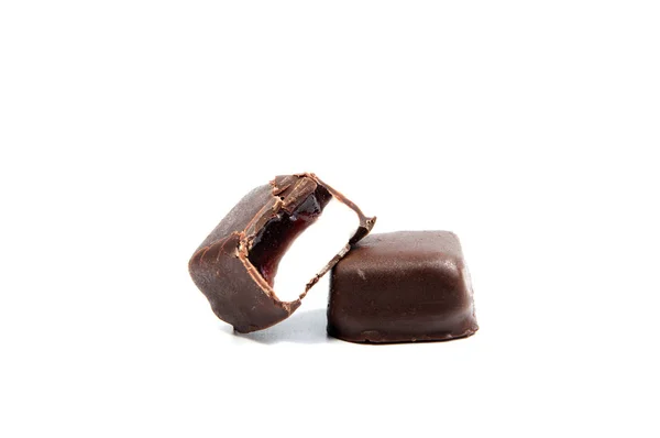Cioccolato caramelle con noci isolato su sfondo bianco . — Foto Stock