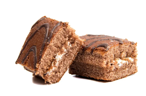 Шоколадное печенье с кремовой начинкой на белом фоне. — стоковое фото