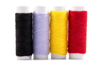 Beyaz arkaplanda izole edilmiş renkli iplik makaraları