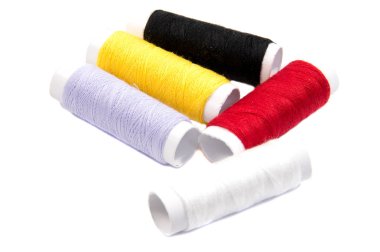 Beyaz arkaplanda izole edilmiş renkli iplik makaraları