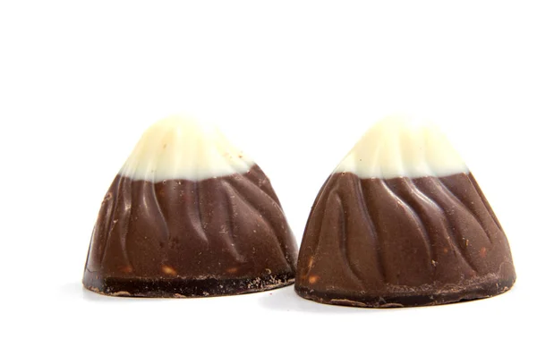 Schokoladenbonbons isoliert auf weißem Hintergrund. — Stockfoto