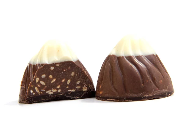 Bonbons au chocolat isolés sur fond blanc. — Photo