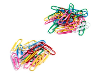 Renkli kağıt kırpmak üstünde beyaz backgrpund demet