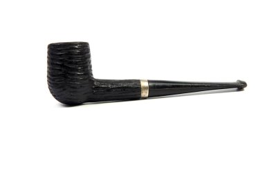 Tütün borusu beyaz arka planda izole edilmiş.