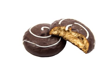 Beyaz arka planda izole edilmiş kremalı çikolatalı kurabiye.