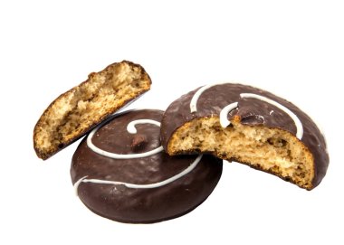 Beyaz arka planda izole edilmiş kremalı çikolatalı kurabiye.