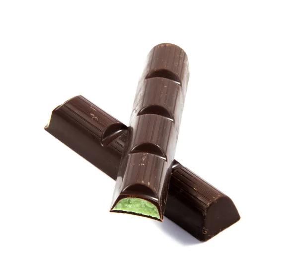 Caramelos de chocolate aislados sobre fondo blanco. — Foto de Stock