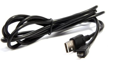 Beyaz arka plan üzerinde izole hareket eden telefon için şarj