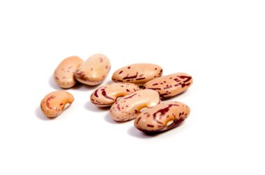 Beyaz bir arka plan üzerinde izole renkli fasulye yakın çekim