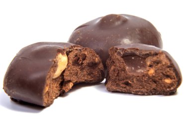 Beyaz arka planda izole çikolatalar.