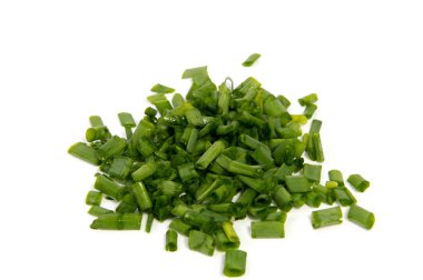 Beyaz bir arka plan üzerinde izole genç taze soğan.