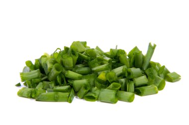 Beyaz bir arka plan üzerinde izole genç taze soğan.