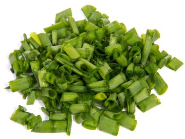 Beyaz bir arka plan üzerinde izole genç taze soğan.