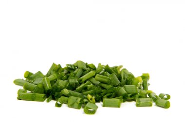 Beyaz bir arka plan üzerinde izole genç taze soğan.