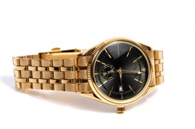 Beyaz izole akıllı siyah dijital kol saati 