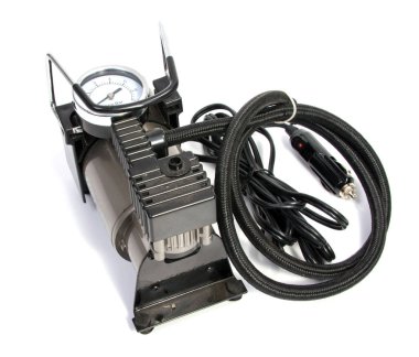 bir pompa ile otomobil tekerlekleri şişirme