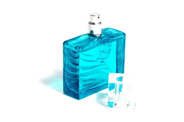 Męskie perfumy w pięknej butelce na białym tle — Zdjęcie stockowe