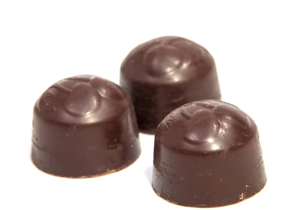 Καραμέλες σοκολάτας που απομονώνονται σε λευκό — Φωτογραφία Αρχείου