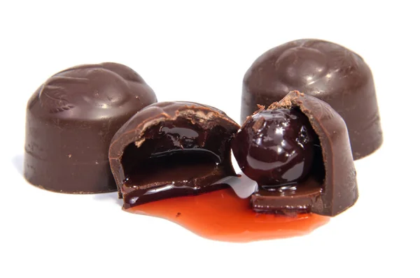 白で隔離されたチョコレートキャンディー — ストック写真