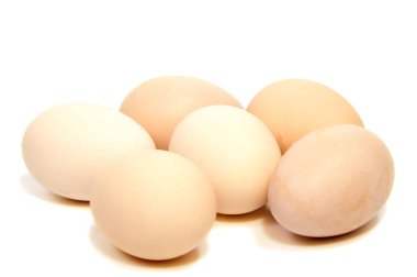 Kırık yumurta yumurta kabuğu yarısında ve çiğ yumurta üzerinde izole beyaz arka plan 