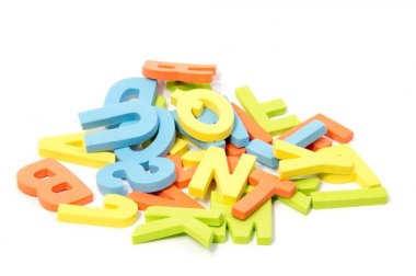 Alfabe Puzzle parçaları üzerine beyaz izole 