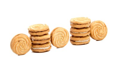 Beyaza izole edilmiş kısa hamur kurabiyeleri