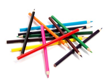 Kalem rengi beyaz arka plan üzerinde renkli kalemler 
