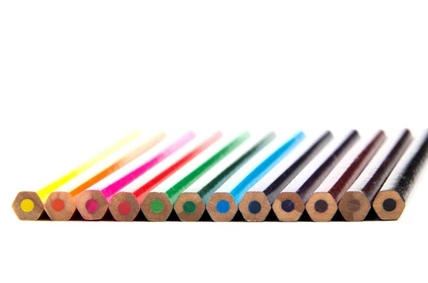 Barevné tužky na bílém pozadí barevné tužky — Stock fotografie