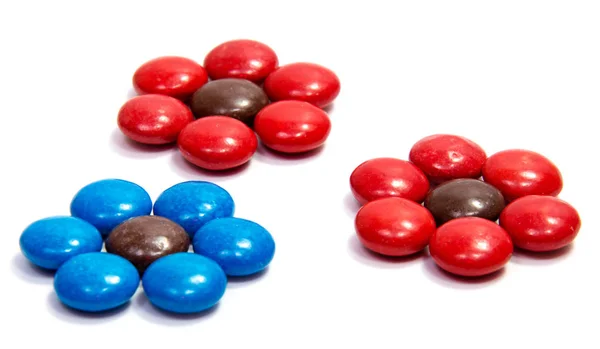 Caramelos de color sobre un fondo de mesa de color — Foto de Stock