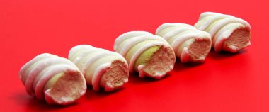 Marshmallow sırlı yığını. Çok zarif zephyr tatlı üzerinde beyaz izole kaplamalı