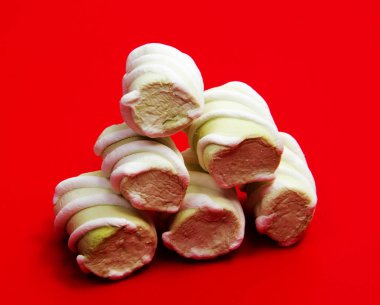 Marshmallow sırlı yığını. Çok zarif zephyr tatlı üzerinde beyaz izole kaplamalı